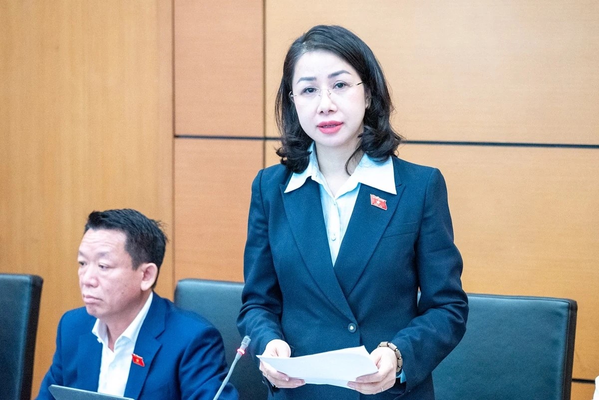 Đại biểu Phan Thị Th&ugrave;y Linh, Đo&agrave;n ĐBQH tỉnh Thanh H&oacute;a tham gia ph&aacute;t biểu tại tổ.