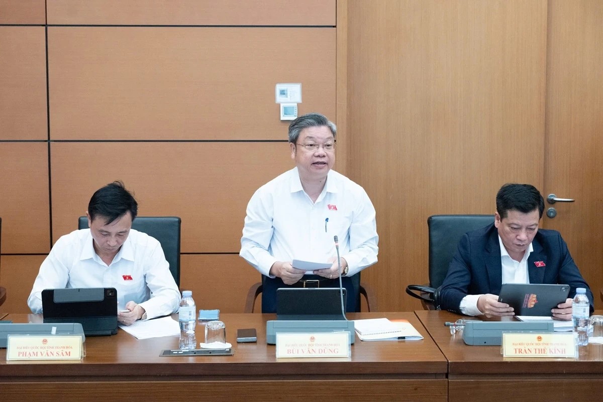 Đại biểu B&ugrave;i Văn Dũng, Đo&agrave;n ĐBQH tỉnh Thanh H&oacute;a tham gia ph&aacute;t biểu tại tổ.