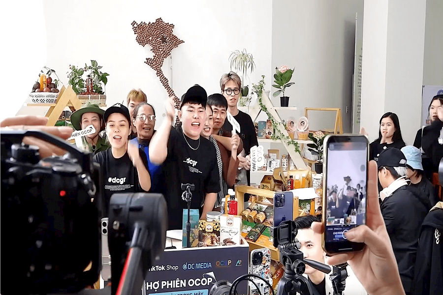 L&acirc;m Đồng tổ chức c&aacute;c buổi livestream b&aacute;n n&ocirc;ng sản tr&ecirc;n s&agrave;n thương mại điện tử, th&uacute;c đẩy ti&ecirc;u thụ n&ocirc;ng sản theo hướng hiện đại, bền vững