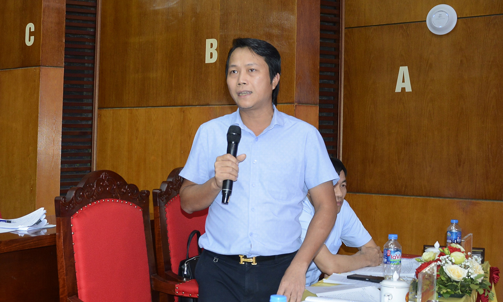 L&atilde;nh đạo Sở X&acirc;y dựng giải đ&aacute;p c&aacute;c vấn đề li&ecirc;n quan đến nh&agrave; ở x&atilde; hội cho c&ocirc;ng nh&acirc;n.