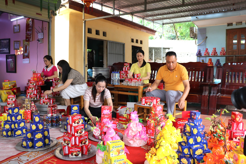 Người d&acirc;n h&aacute;o hức chuẩn bị lễ vật tham gia đo&agrave;n rước