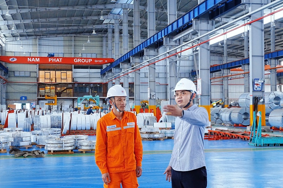 Ti&ecirc;n phong trong việc tự chủ năng lượng, C&ocirc;ng ty Cổ phần Đ&oacute;ng t&agrave;u v&agrave; Vận tải biển Nam Ph&aacute;t đ&atilde; đầu tư hệ thống điện mặt trời m&aacute;i nh&agrave; với tổng c&ocirc;ng suất khoảng 2.700 kWp, đ&aacute;p ứng tới 40% nhu cầu điện cho to&agrave;n hệ thống