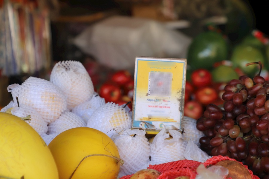 Nhiều ng&acirc;n h&agrave;ng hỗ trợ mở t&agrave;i khoản cho tiểu thương đ&atilde; th&uacute;c đẩy thanh to&aacute;n kh&ocirc;ng d&ugrave;ng tiền mặt tại c&aacute;c chợ truyền thống