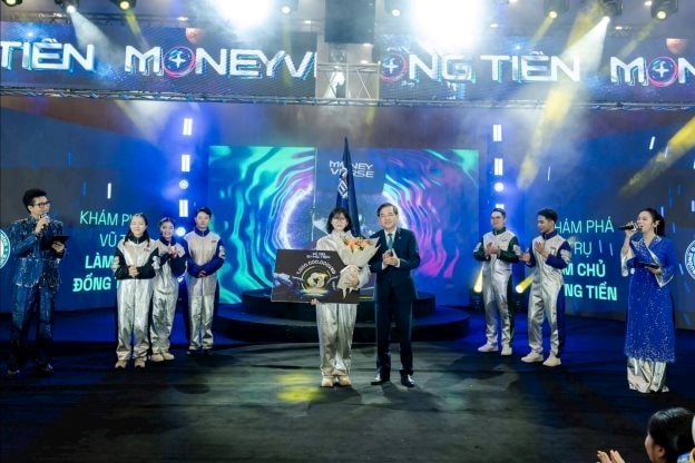 &Ocirc;ng Đặng Văn Tuy&ecirc;n - Ủy vi&ecirc;n HĐQT BIDV trao tặng Giải thưởng 1 tỷ đồng cho Qu&aacute;n qu&acirc;n The Moneyverse m&ugrave;a 2