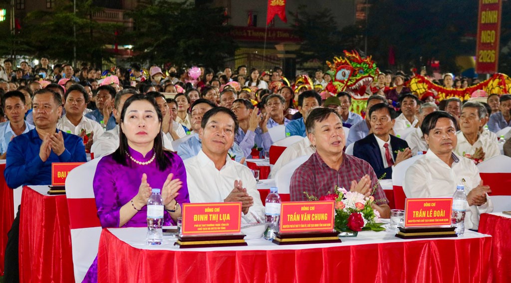 B&agrave; Đinh Thị Lụa, Ph&oacute; B&iacute; thư Thường trực Tỉnh uỷ, Chủ tịch Ủy ban MTTQ Việt Nam tỉnh Ninh B&igrave;nh v&agrave; c&aacute;c đại biểu dự khai mạc Lễ hội