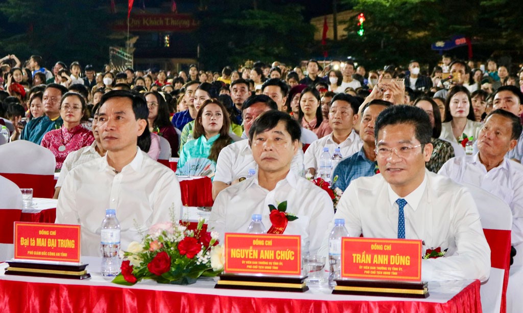 Trần Anh Dũng, Uỷ vi&ecirc;n Ban Thường vụ Tỉnh uỷ, Ph&oacute; Chủ tịch UBND tỉnh Ninh B&igrave;nh c&ugrave;ng c&aacute;c đại biểu