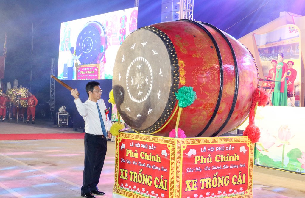 &Ocirc;ng Trần Anh Dũng, Uỷ vi&ecirc;n Ban Thường vụ Tỉnh uỷ, Ph&oacute; Chủ tịch UBND tỉnh Ninh B&igrave;nh đ&atilde; đ&aacute;nh trống khai hội Phủ Dầy năm 2026.