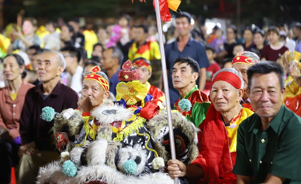 Ngươi d&acirc;n h&aacute;o hức tham gia ng&agrave;y lễ