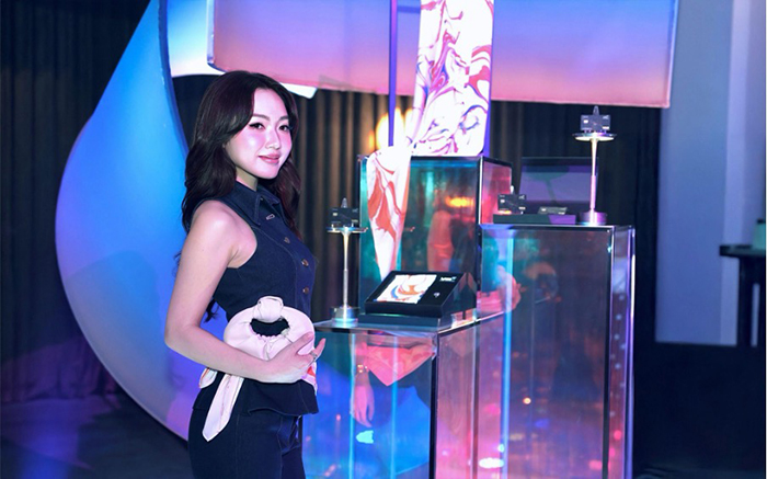 Chloe Nguyễn - Một trong những kh&aacute;ch h&agrave;ng VIB Privilege Banking đầu ti&ecirc;n nhận được bộ tặng phẩm phi&ecirc;n bản giới hạn Aurora