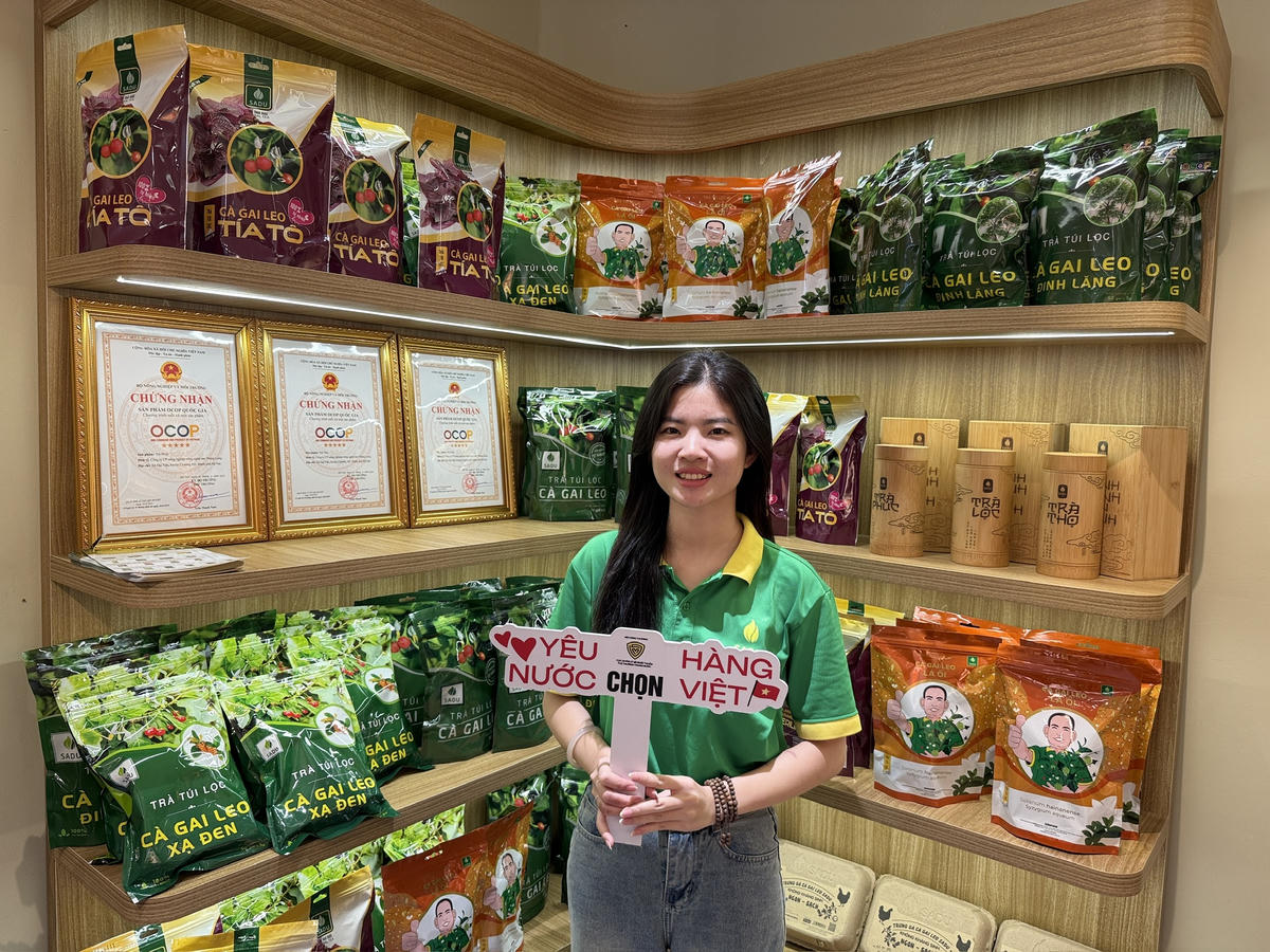 Kh&ocirc;ng gian trưng b&agrave;y thu h&uacute;t đ&ocirc;ng đảo người d&acirc;n v&agrave; du kh&aacute;ch đến tham quan, t&igrave;m hiểu th&ocirc;ng tin sản phẩm, qua đ&oacute; g&oacute;p phần củng cố niềm tin đối với h&agrave;ng Việt chất lượng.