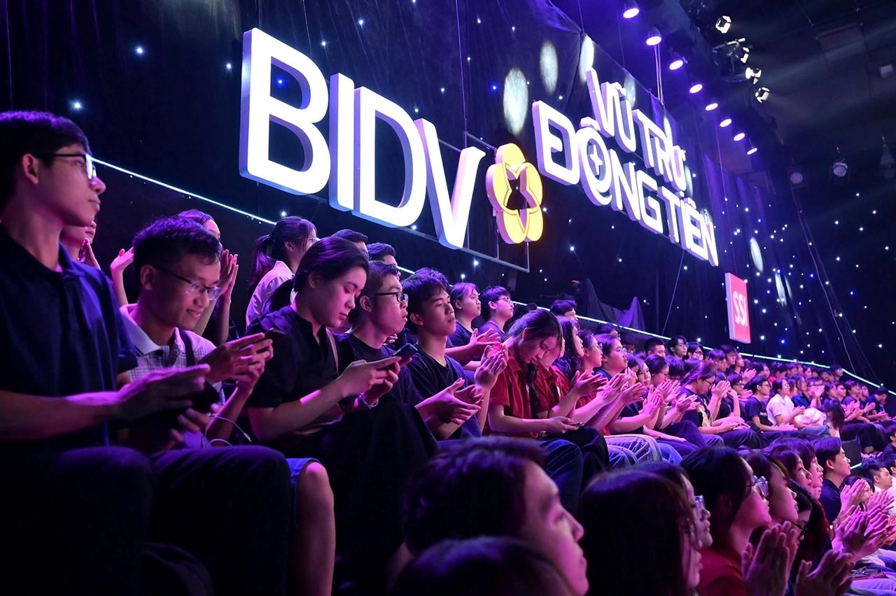 Sinh vi&ecirc;n h&agrave;o hứng tham gia c&aacute;c m&agrave;n thử sức ngay tại trường quay