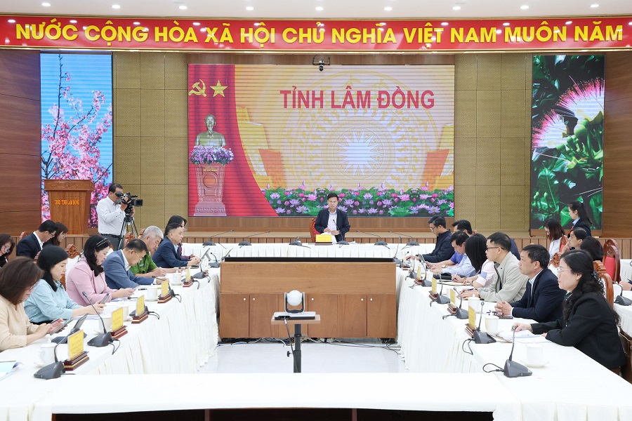 Tỉnh ủy vi&ecirc;n, Ph&oacute; Chủ tịch UBND tỉnh L&acirc;m Đồng Đinh Văn Tuấn chủ tr&igrave; hội nghị