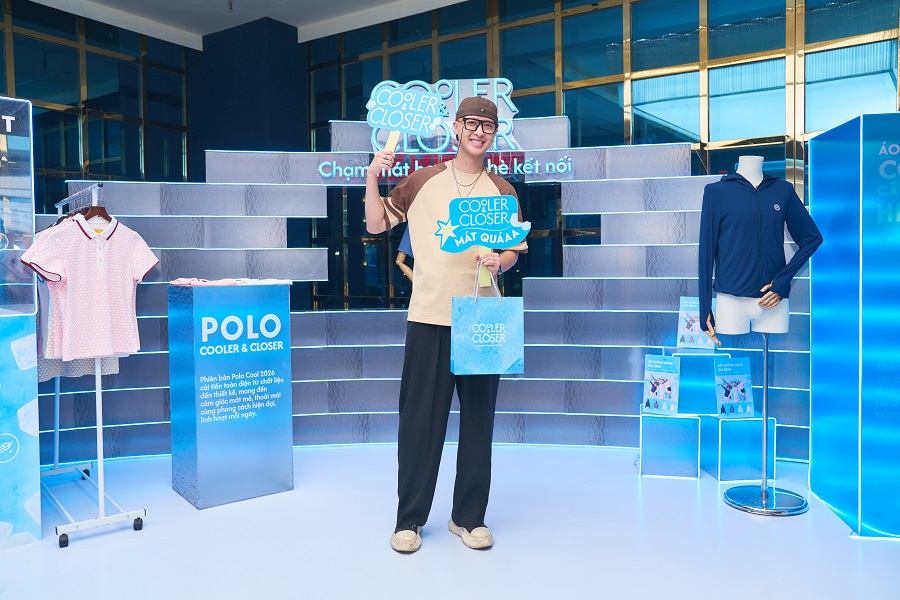 Khu vực trải nghiệm sản phẩm, nơi kh&aacute;ch mời c&oacute; thể trực tiếp kiểm chứng c&aacute;c đặc t&iacute;nh của trang phục