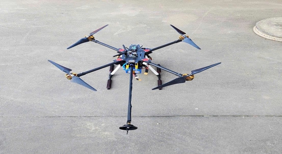 Ứng dụng flycam gắn v&ograve;i phun lửa xử l&yacute; c&aacute;c mối nguy đe dọa sự cố trong vận h&agrave;nh lưới điện g&oacute;p phần n&acirc;ng cao an to&agrave;n, giảm thiểu rủi ro trong xử l&yacute; sự cố tr&ecirc;n lưới điện. (T&aacute;c giả s&aacute;ng kiến: Đội Sửa chữa Hotline, Ph&ograve;ng Kế hoạch & Vật tư, Ban Quản l&yacute; dự &aacute;n)