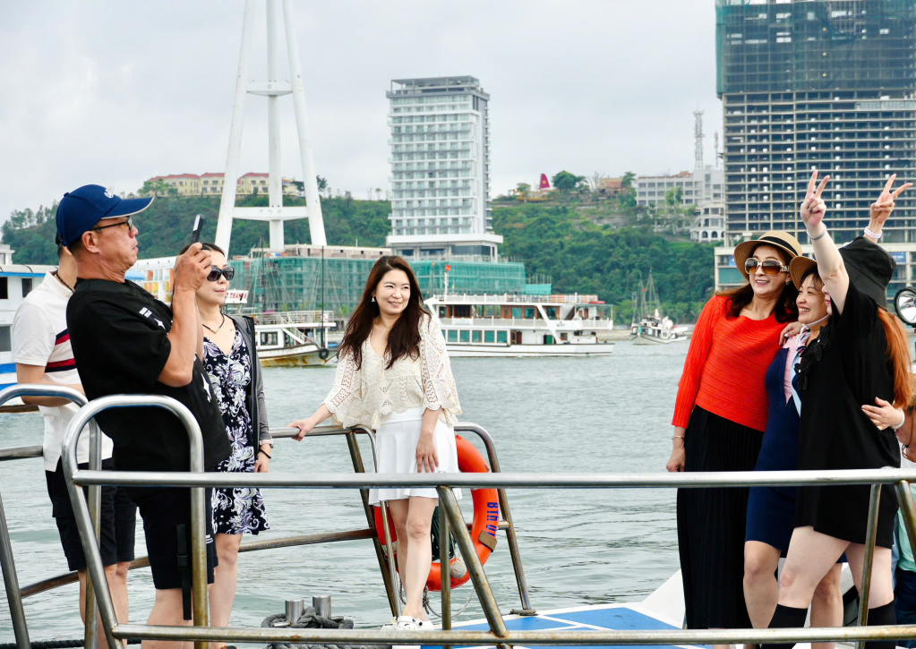 Du kh&aacute;ch quốc tế th&iacute;ch th&uacute; check-in tr&ecirc;n Vịnh Hạ Long