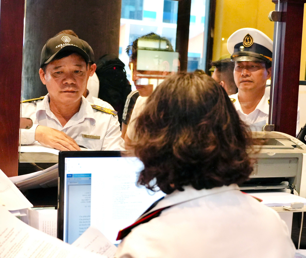 Lực lượng chức năng tại Cảng t&agrave;u kh&aacute;ch quốc tế Hạ Long thực hiện cấp ph&eacute;p cho t&agrave;u Ambassdor Signatur tham quan Vịnh Hạ Long - Vịnh Lan Hạ
