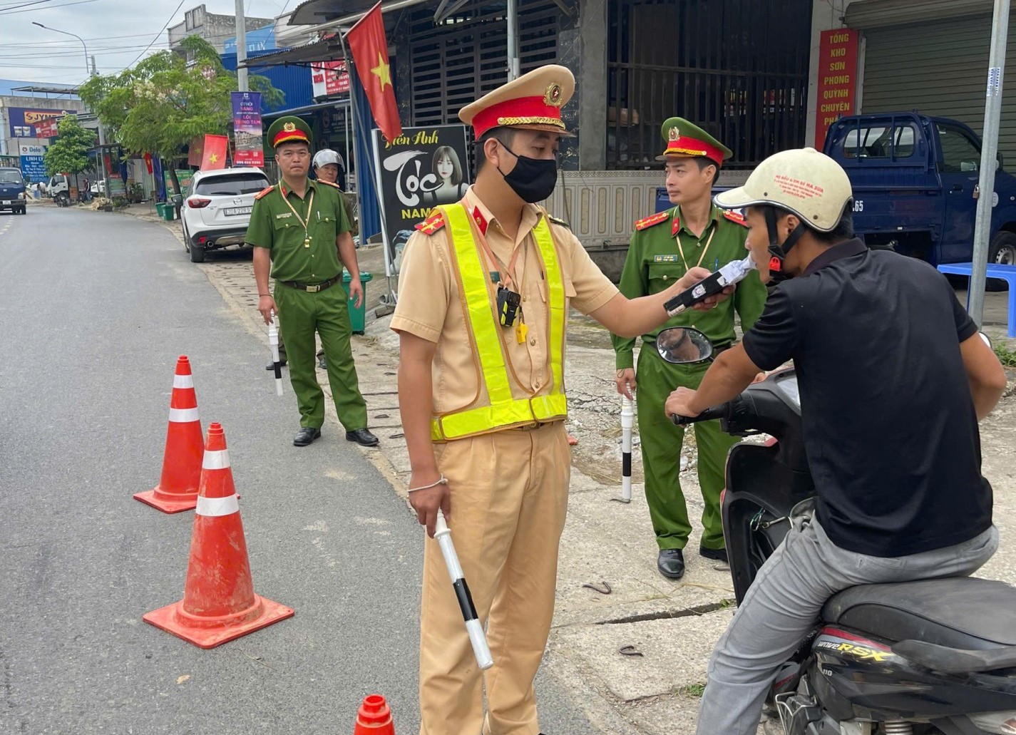 C&ocirc;ng an tỉnh Th&aacute;i Nguy&ecirc;n kiểm tra, xử l&yacute; vi phạm nồng độ cồn. Ảnh: C&ocirc;ng an tỉnh Th&aacute;i Nguy&ecirc;n