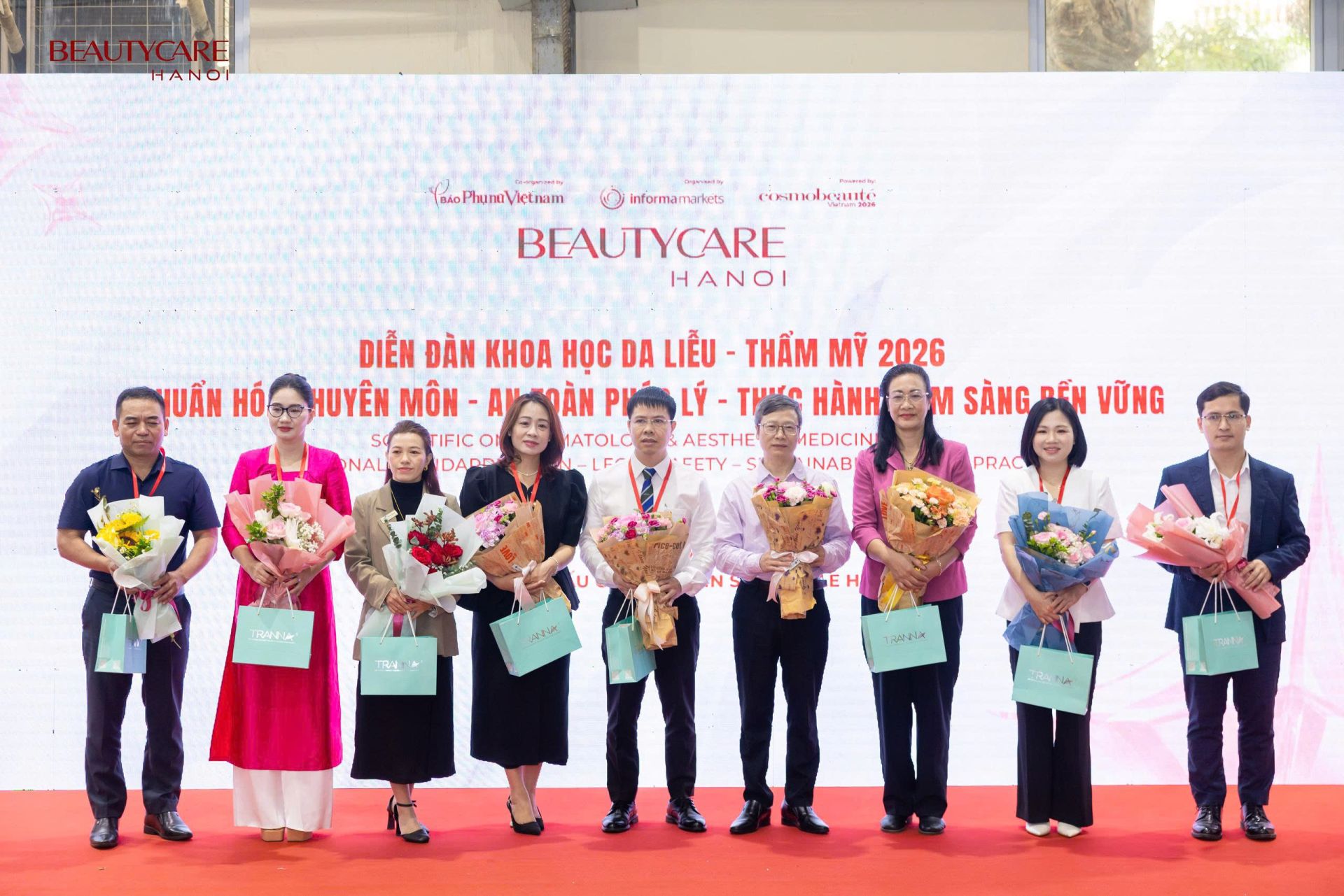 Ban tổ chức chụp h&igrave;nh lưu niệm với đại biểu, b&aacute;c sĩ v&agrave; kh&aacute;ch mời tai Diễn đ&agrave;n.