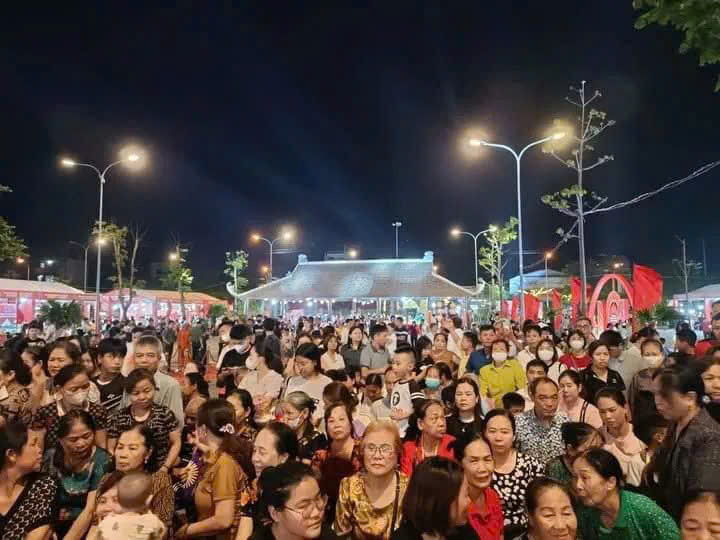 Đ&ocirc;ng đảo người d&acirc;n v&agrave; du kh&aacute;ch tham gia c&aacute;c hoạt động tại lễ hội ch&ugrave;a Thầy về đ&ecirc;m, tạo kh&ocirc;ng kh&iacute; s&ocirc;i động, nhộn nhịp.