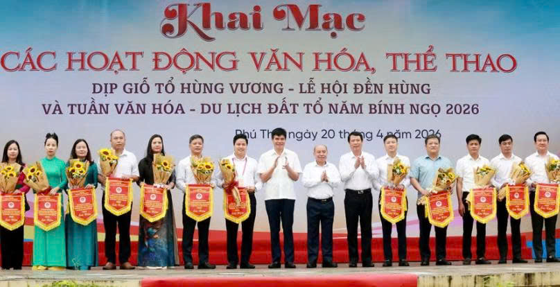 L&atilde;nh đạo tỉnh Ph&uacute; Thọ trao cờ lưu niệm cho đại diện c&aacute;c cụm x&atilde;, phường tham gia hoạt động văn nghệ v&agrave; hội trại văn h&oacute;a.