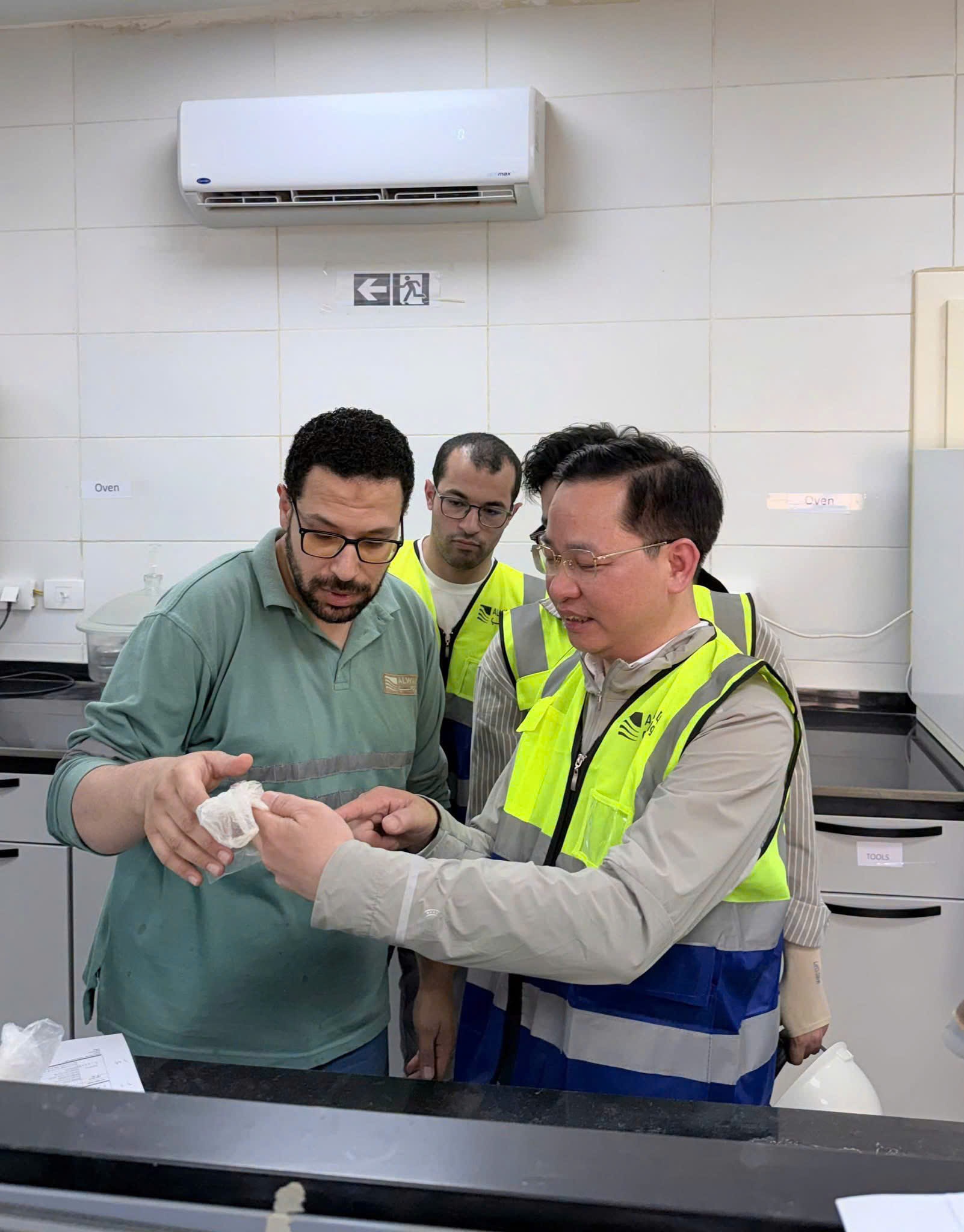 Tập đo&agrave;n Ho&aacute; chất Việt Nam k&yacute; Bi&ecirc;n bản Ghi nhớ (MOU) với Tập đo&agrave;n Thương mại Quốc tế Kayan (Kayan International Trade). &nbsp; Tiếp nối thoả thuận, &ocirc;ng Nguyễn Hữu T&uacute; v&agrave; đo&agrave;n c&ocirc;ng t&aacute;c thăm ph&ograve;ng th&iacute; nghiệm v&agrave; mỏ apatit của Kayan