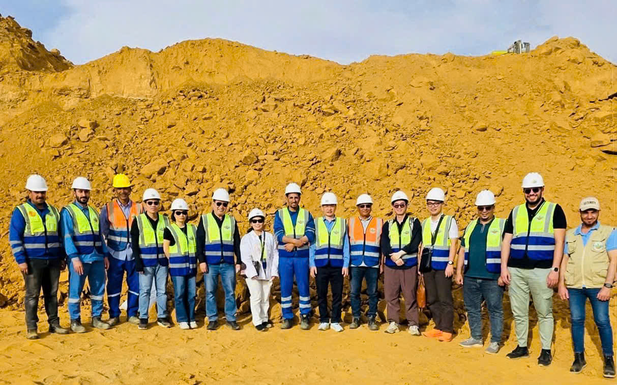 Đo&agrave;n c&ocirc;ng t&aacute;c Tập đo&agrave;n Ho&aacute; chất Việt Nam thăm v&agrave; l&agrave;m việc tại mỏ apatit Abu Tartour tại tỉnh New Valley Governorate - sở hữu trữ lượng phốt ph&aacute;t quy m&ocirc; lớn với c&ocirc;ng suất khai th&aacute;c khoảng 5 triệu tấn/năm.