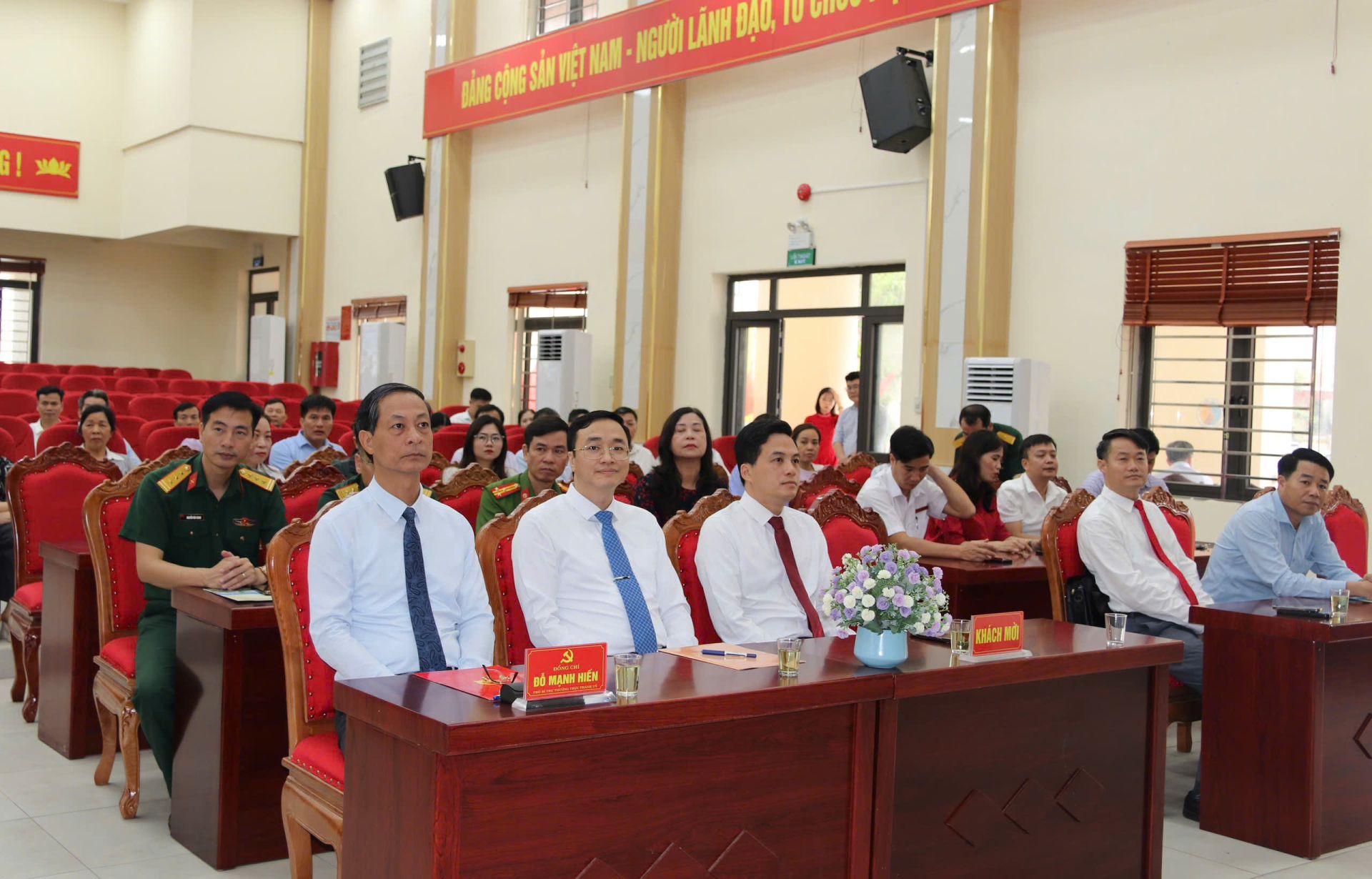 Đồng ch&iacute; Đỗ Mạnh Hiến, Ph&oacute; B&iacute; thư Thường trực Th&agrave;nh uỷ v&agrave; c&aacute;c đại biểu dự Hội nghị.