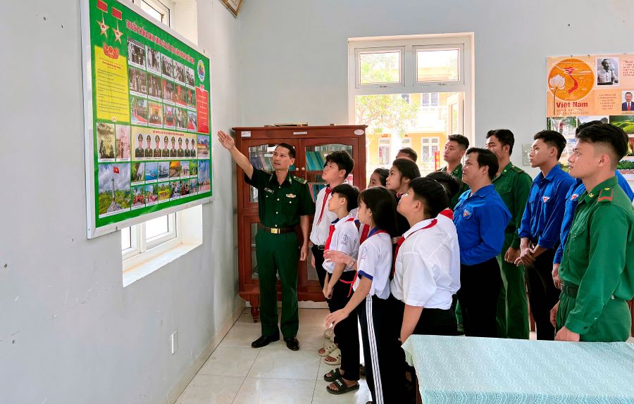 C&aacute;n bộ Đồn Bi&ecirc;n ph&ograve;ng Ph&uacute; Hữu giới thiệu về truyền thống lực lượng Bộ đội Bi&ecirc;n ph&ograve;ng cho chiến sĩ, đo&agrave;n vi&ecirc;n thanh ni&ecirc;n, học sinh tr&ecirc;n địa b&agrave;n