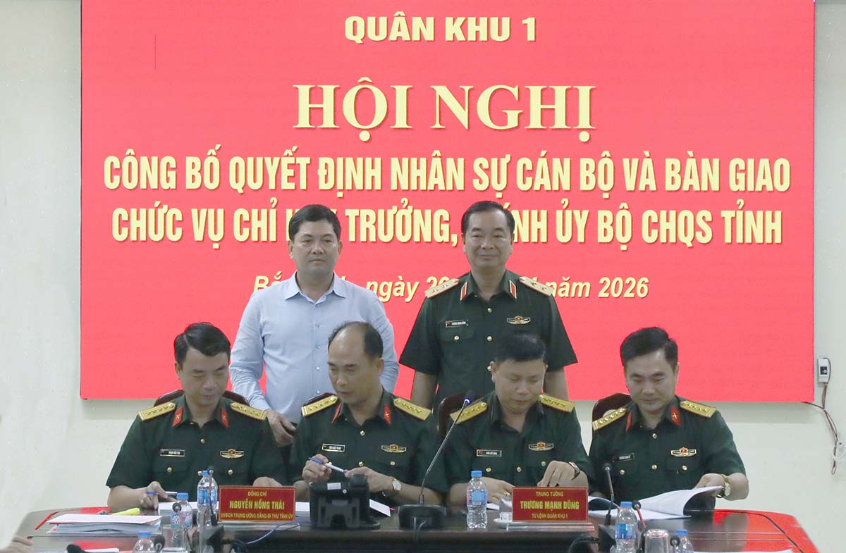 B&iacute; thư Tỉnh ủy Nguyễn Hồng Th&aacute;i v&agrave; Trung tướng Trương Mạnh Dũng, Tư lệnh Qu&acirc;n khu 1 chứng kiến lễ k&yacute; kết b&agrave;n giao nhiệm vụ Chỉ huy trưởng, Ch&iacute;nh ủy Bộ CHQS tỉnh Bắc Ninh.