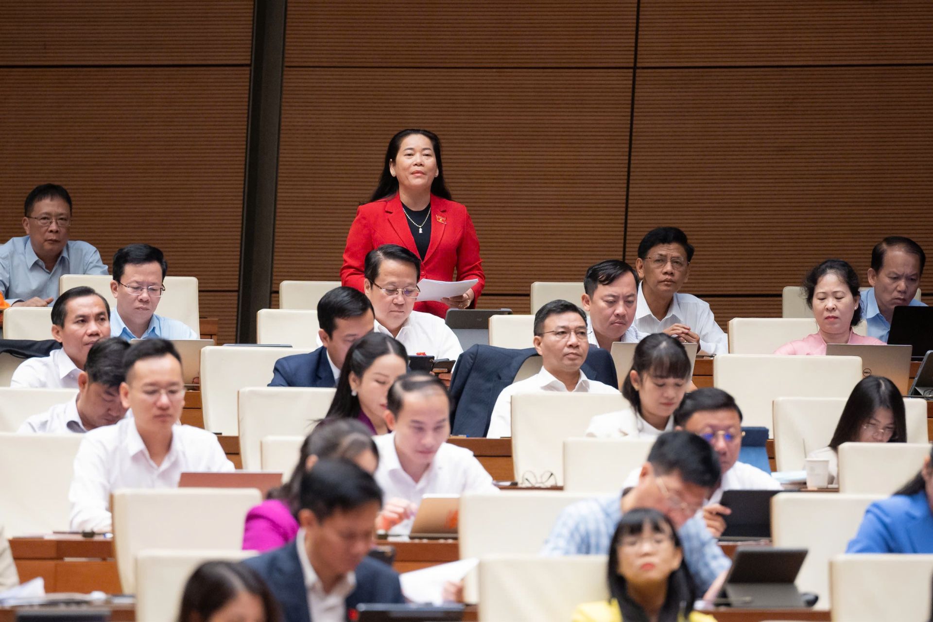 Đại biểu L&ecirc; Thị Thanh Lam, Đo&agrave;n ĐBQH th&agrave;nh phố Cần Thơ ph&aacute;t biểu