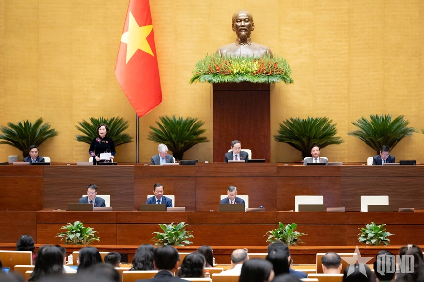 Chủ tịch Quốc hội Trần Thanh Mẫn chủ tr&igrave;, Ph&oacute; chủ tịch Quốc hội Nguyễn Thị Hồng điều h&agrave;nh phi&ecirc;n thảo luận.