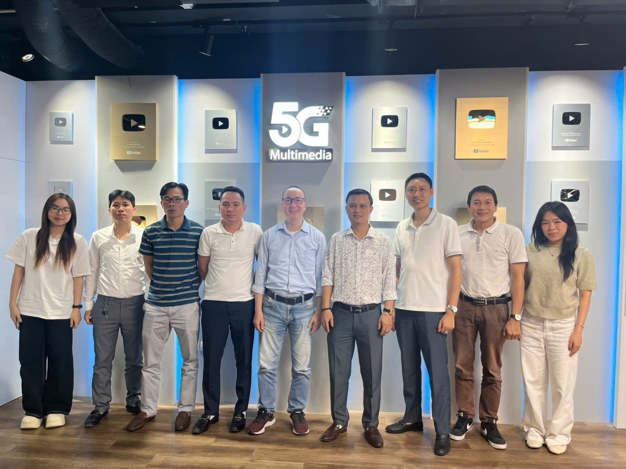 C&aacute;c học vi&ecirc;n, giảng vi&ecirc;n chụp ảnh lưu niệm tại C&ocirc;ng ty 5G Network