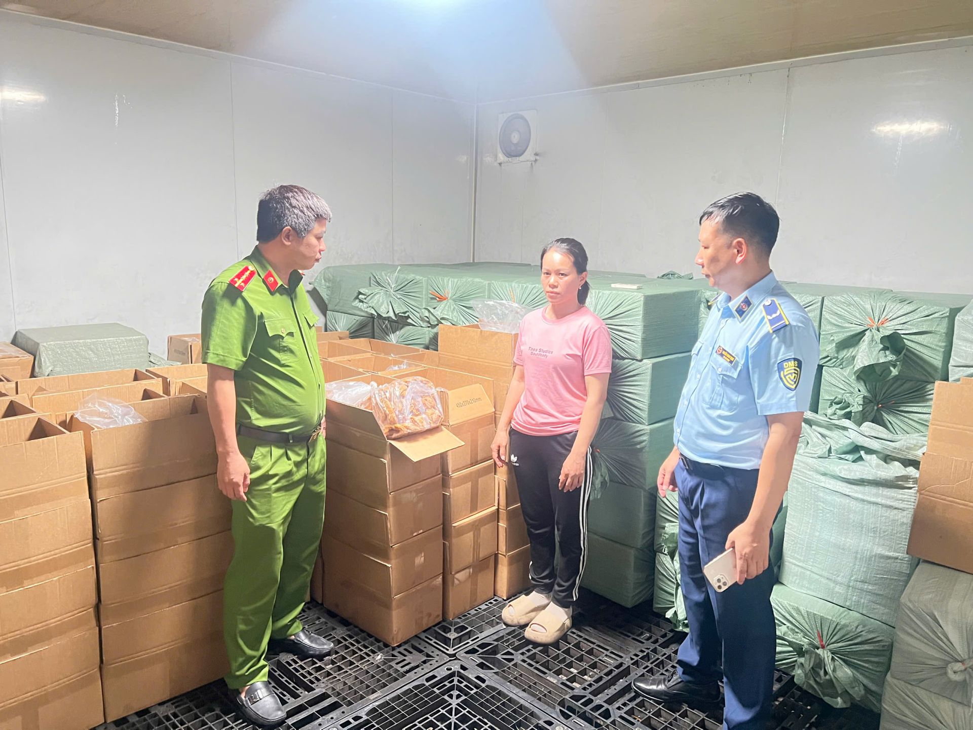 2.920 kg l&ograve;ng lợn sấy kh&ocirc; kh&ocirc;ng r&otilde; nguồn gốc, xuất xứ được ph&aacute;t hiện trong một kho lạnh