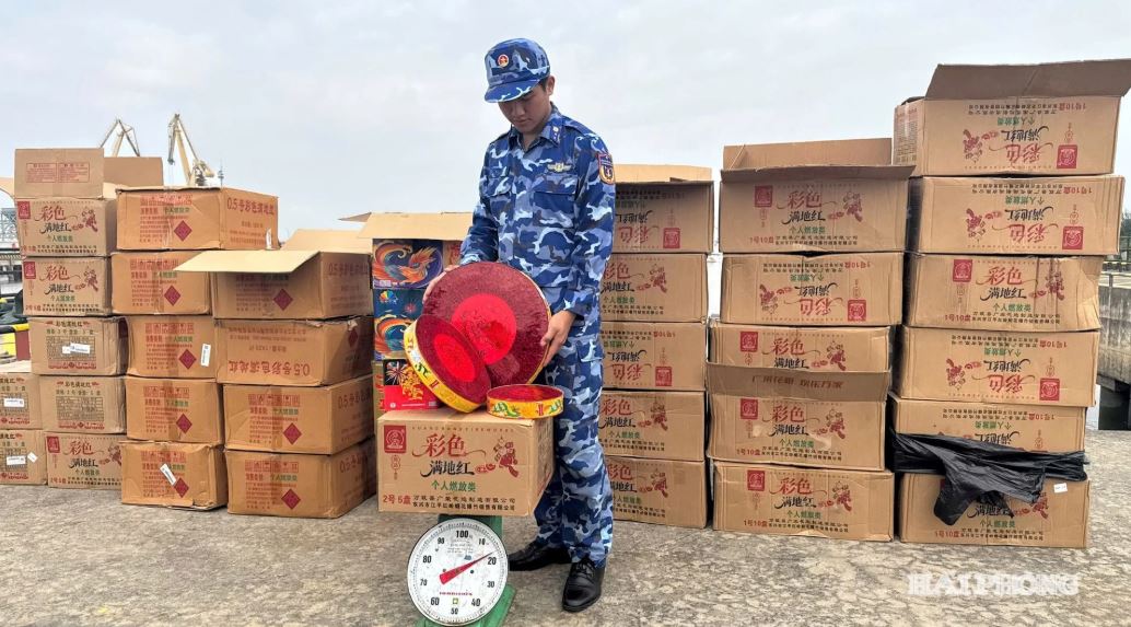 Hải Phòng thông báo tìm nhân chứng và chủ sở hữu phương tiện chở pháo nổ trên biển