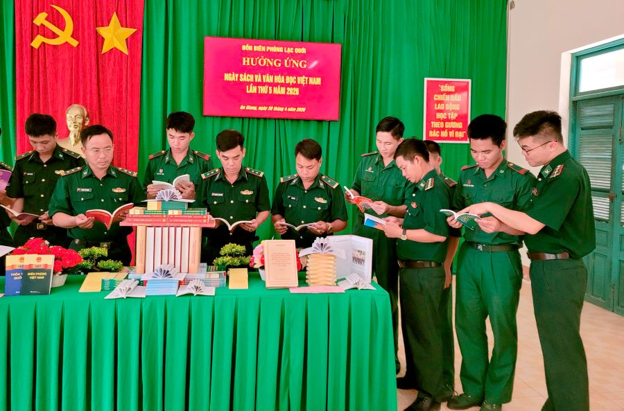 Hoạt động trưng b&agrave;y, giới thiệu s&aacute;ch tại Đồn Bi&ecirc;n ph&ograve;ng Lạc Quới hưởng ứng Ng&agrave;y S&aacute;ch v&agrave; Văn h&oacute;a đọc Việt Nam lần thứ 5 năm 2026.