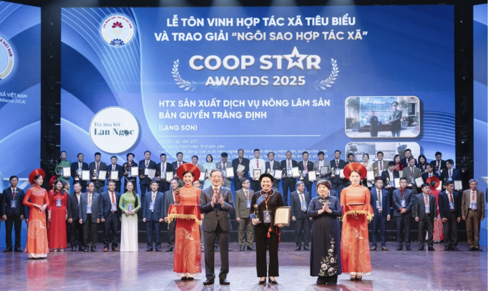 B&agrave; Trần Thị Thu Lan, Gi&aacute;m đốc HTX sản xuất dịch vụ N&ocirc;ng l&acirc;m sản Bản Quyền - Tr&agrave;ng Định nhận giải 