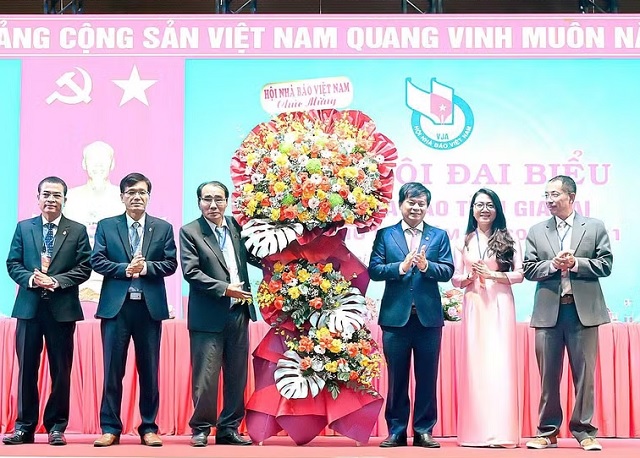 Nh&agrave; b&aacute;o Trần Trọng Dũng (thứ 3 từ phải sang) tặng hoa ch&uacute;c mừng Đại hội