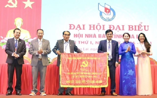 B&agrave; Nguyễn Thị Phong Vũ&nbsp;(thứ.. từ phải qua) trao bức trướng của Ban Chấp h&agrave;nh Đảng bộ tỉnh tặng Đại hội.