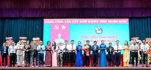 L&atilde;nh đạo tỉnh Gia Lai tặng hoa ch&uacute;c mừng Ban Chấp h&agrave;nh Hội Nh&agrave; b&aacute;o tỉnh Gia Lai kh&oacute;a I, nhiệm kỳ 2026-2031.