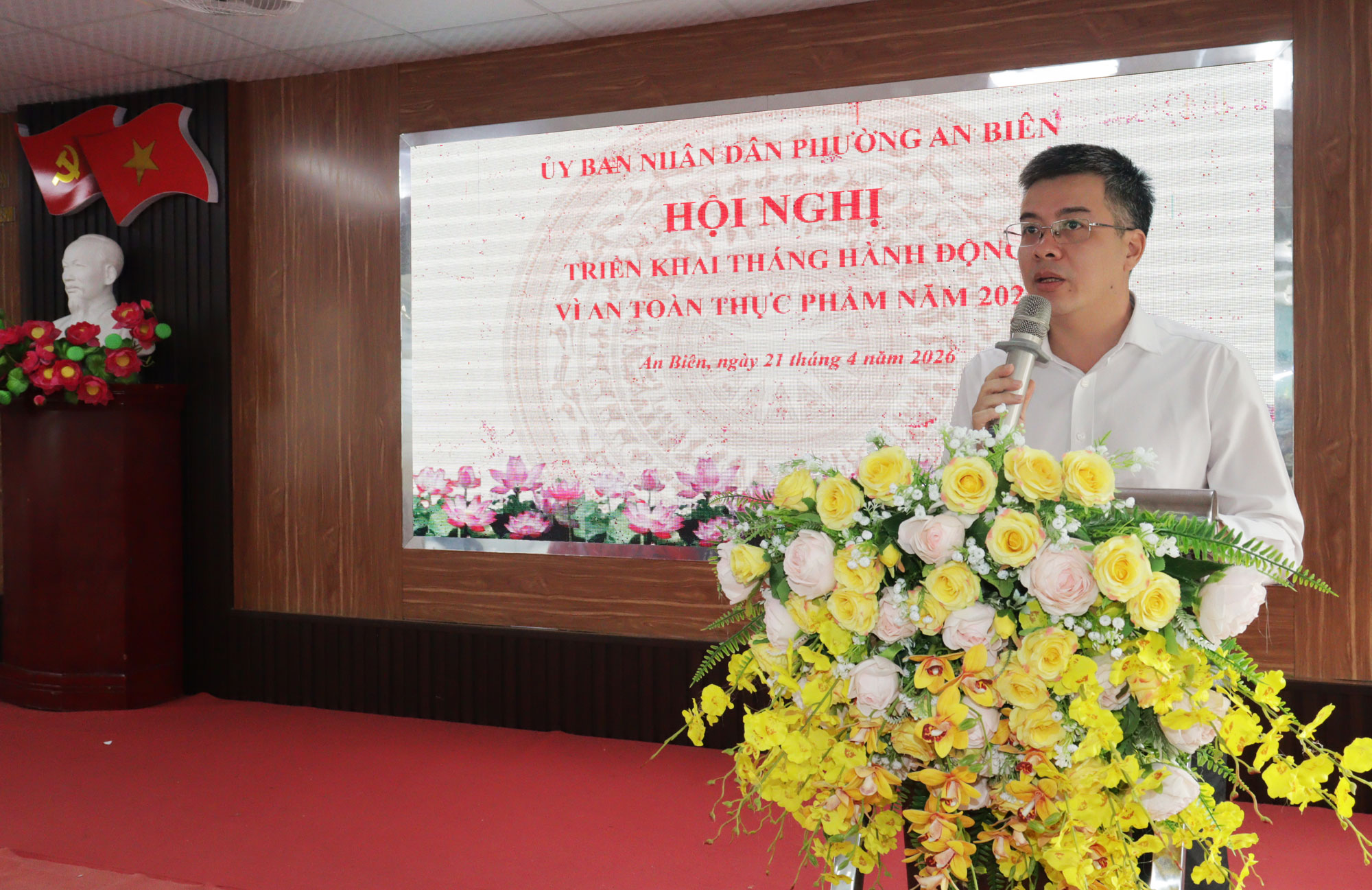 Đồng ch&iacute; Nguyễn Hữu Đại, Ph&oacute; Chủ tịch UBND phường ph&aacute;t biểu tại Hội nghị.