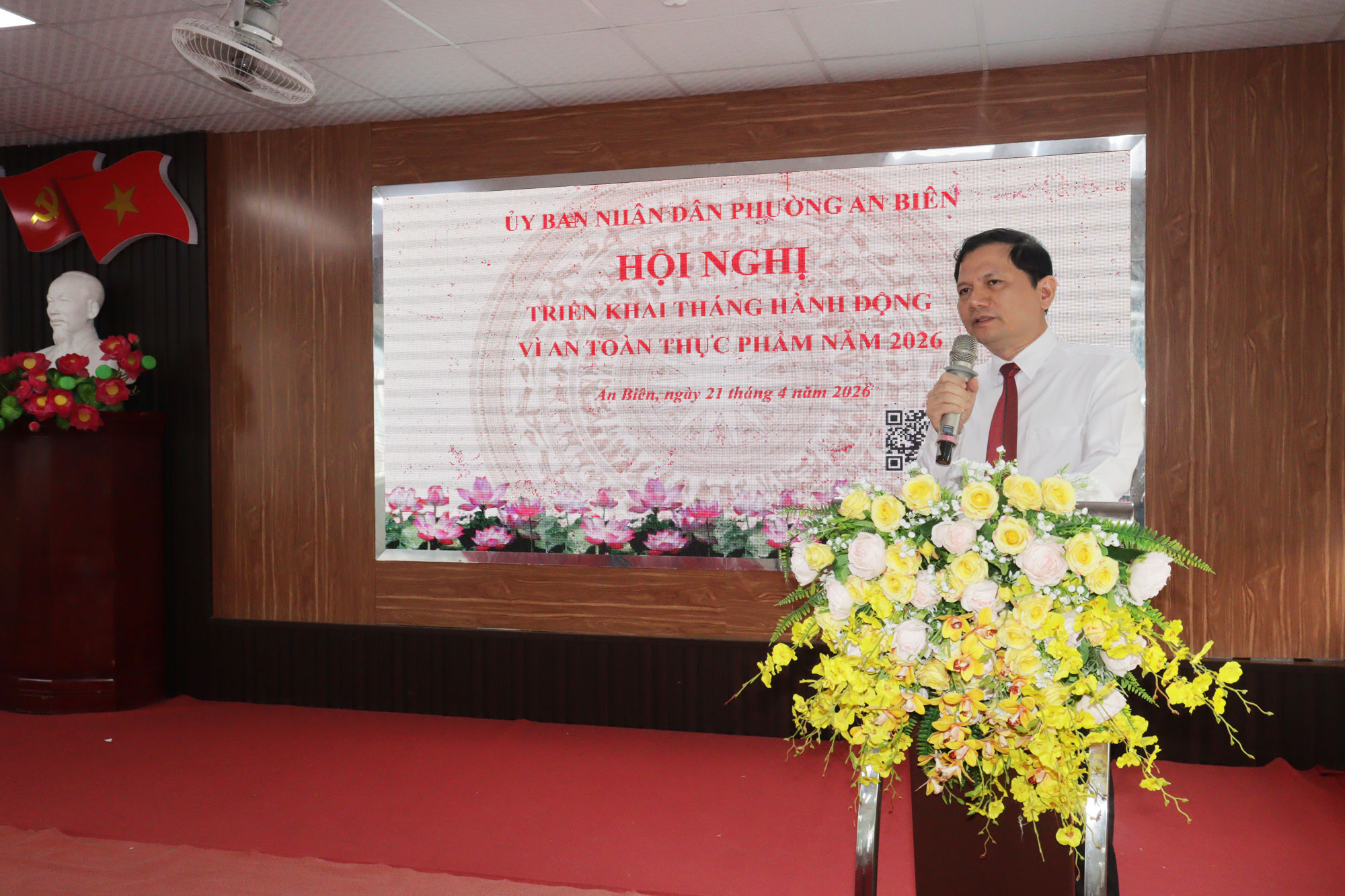 Đồng ch&iacute; Ng&ocirc; Đức Tiệp, Trưởng ph&ograve;ng Văn h&oacute;a - X&atilde; hội phường triển khai Kế hoạch Th&aacute;ng h&agrave;nh động v&igrave; an to&agrave;n thực phẩm năm 2026 tại Hội nghị.