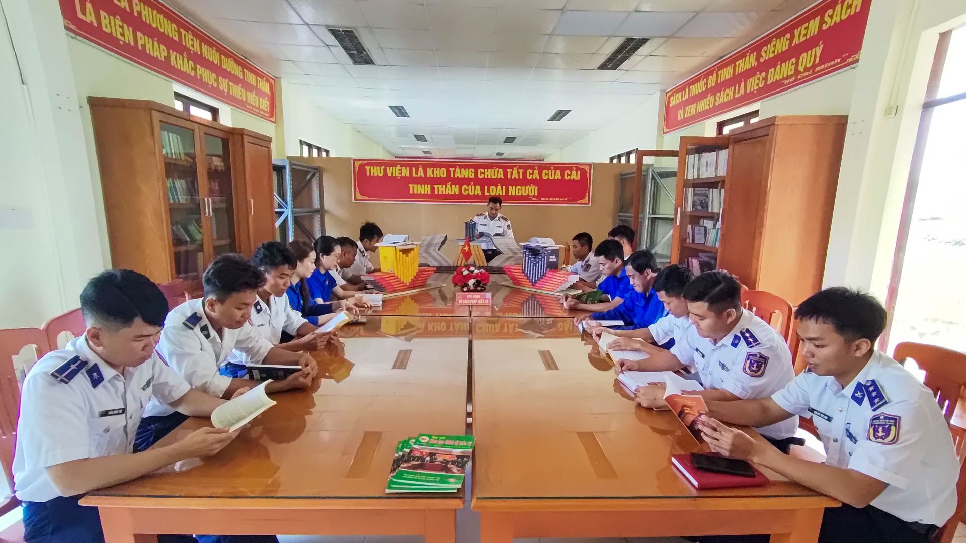 Đ&ocirc;ng đảo c&aacute;n bộ, chiến sĩ c&ugrave;ng đo&agrave;n vi&ecirc;n thanh ni&ecirc;n tham gia ng&agrave;y s&aacute;ch v&agrave; văn h&oacute;a đọc