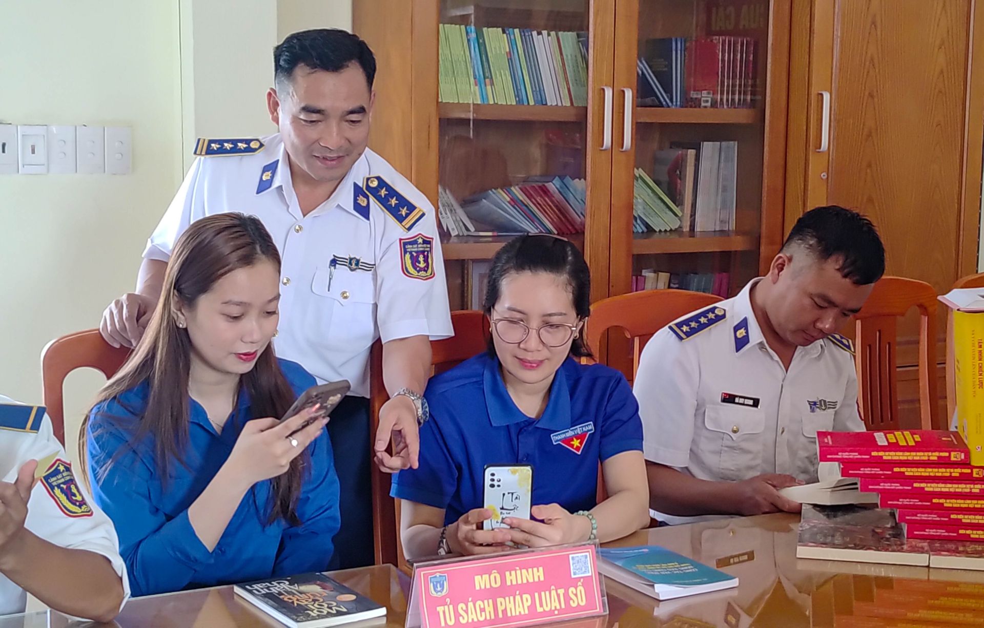 Hải đoàn 42/ BTL Vùng Cảnh sát biển 4: Sôi nổi Ngày sách và Văn hóa đọc Việt Nam