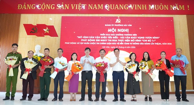 &Ocirc;ng Trần Phước Sơn, Uỷ vi&ecirc;n Ban Thường vụ, Ph&oacute; Chủ tịch Thường trực HĐND TP.Đ&agrave; Nẵng v&agrave; &ocirc;ng Ho&agrave;ng Thanh Ho&agrave;, B&iacute; thư Đảng uỷ phường Hải V&acirc;n tặng hoa cho c&aacute;c chi bộ tham gia hỗ trợ sinh kế cho người ngh&egrave;o theo m&ocirc; h&igrave;nh &ldquo;Chi bộ 1+&rdquo;