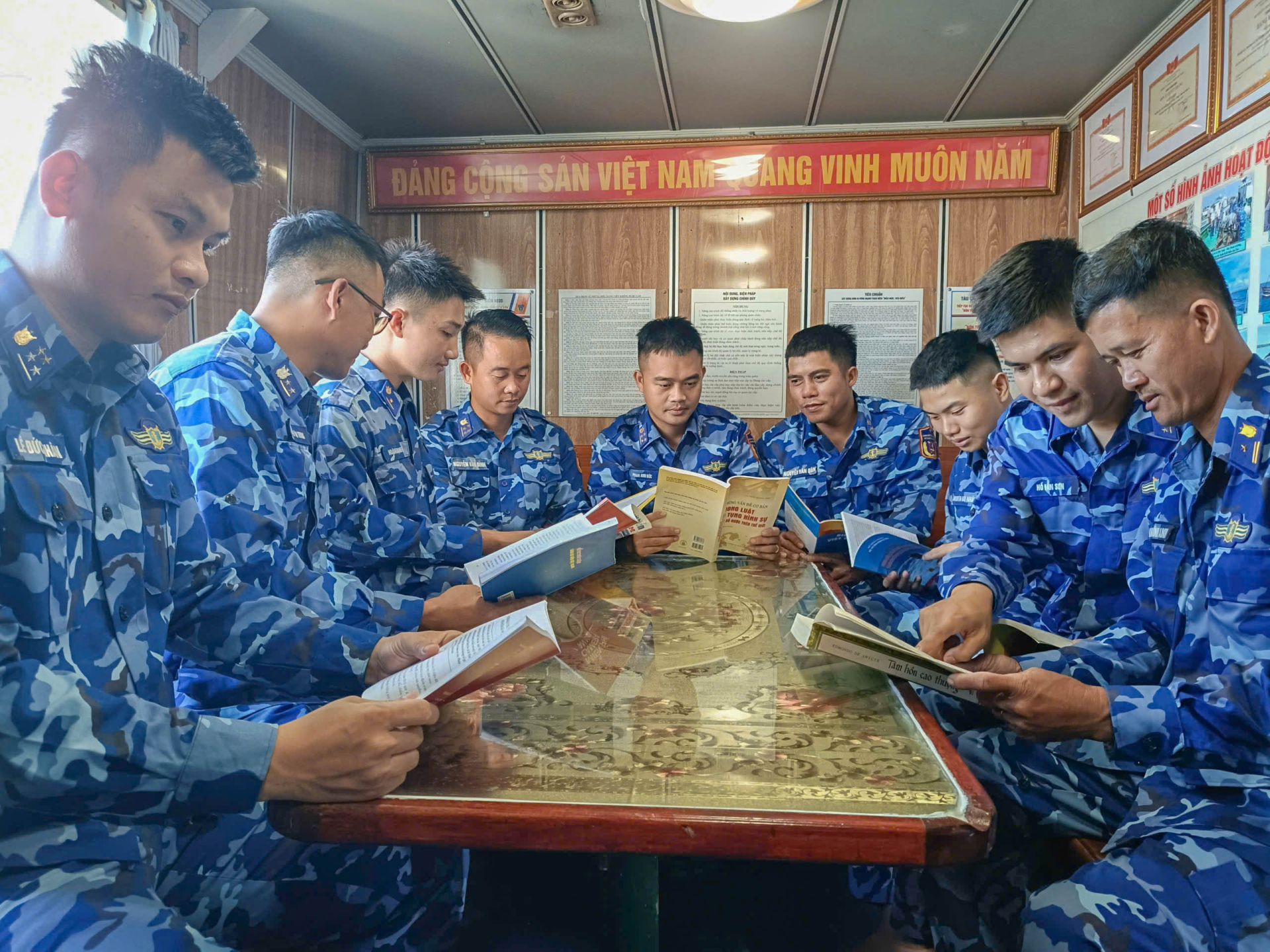 Thực hiện ng&agrave;y s&aacute;ch v&agrave; văn h&oacute;a đọc tr&ecirc;n T&agrave;u Cảnh s&aacute;t biển