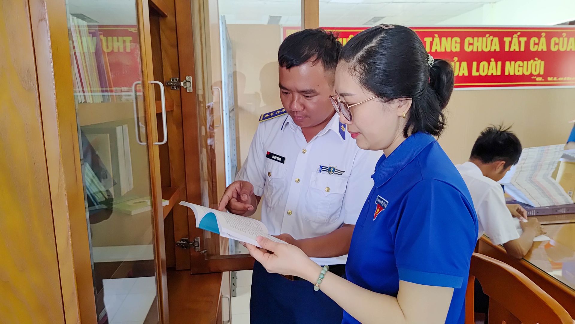 Ph&uacute;t giao lưu b&ecirc;n trang s&aacute;ch giữa c&aacute;n bộ Cảnh s&aacute;t biển v&agrave; c&aacute;n bộ Đo&agrave;n thanh ni&ecirc;n x&atilde; Năm Căn