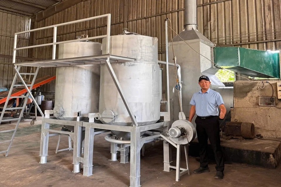 Anh B&ugrave;i Ngọc Ch&acirc;u b&ecirc;n hệ thống sấy c&agrave; ph&ecirc; tuần ho&agrave;n do m&igrave;nh nghi&ecirc;n cứu v&agrave; triển khai tại th&ocirc;n Vinh Quang, x&atilde; T&acirc;n H&agrave; L&acirc;m H&agrave;, tỉnh L&acirc;m Đồng.