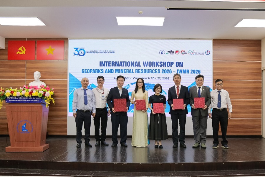 Ban Tổ chức tặng qu&agrave; lưu niệm cho c&aacute;c đơn vị tham gia tại Hội Thảo