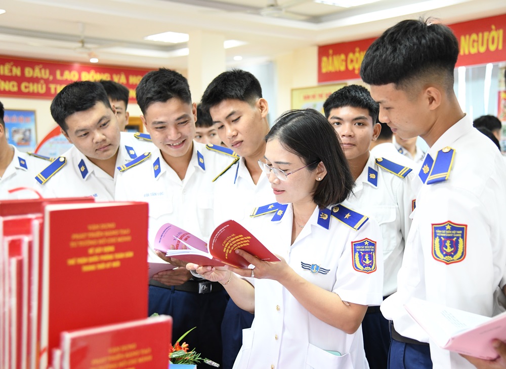 C&aacute;n bộ, chiến sĩ tham quan c&aacute;c t&aacute;c phẩm trong cuộc thi xếp s&aacute;ch