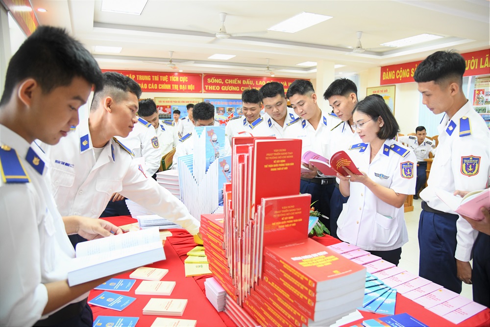 C&aacute;n bộ, chiến sĩ tham quan c&aacute;c t&aacute;c phẩm trong cuộc thi xếp s&aacute;ch nghệ thuật